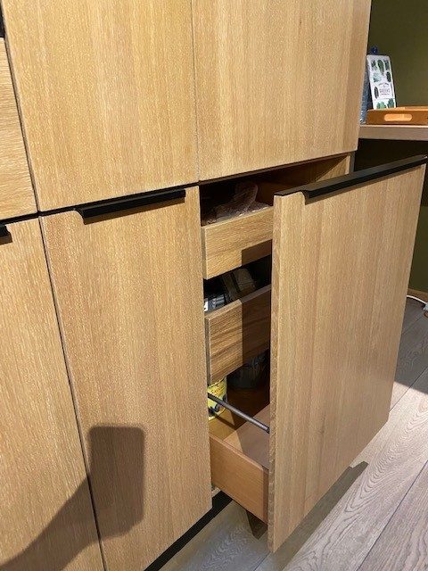 Showroomkeuken te koop bij Interior Gent. Massieve eiken keuken!